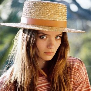 super cute straw beachy hat!!